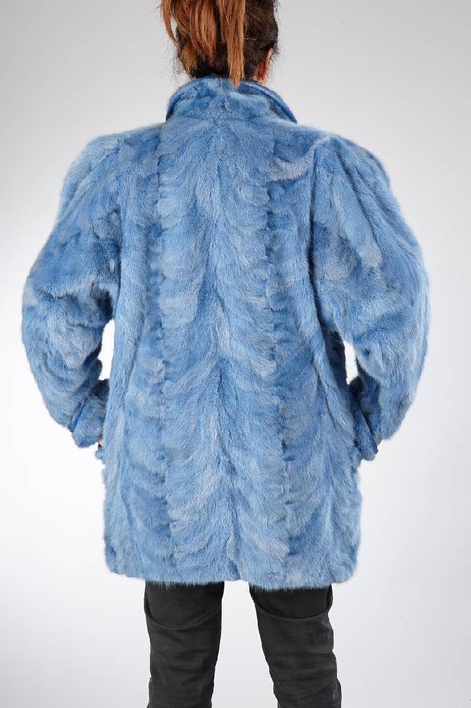 Detail a: Nerzmantel, Gr. ca. 40/42, blau gefärbte Felle, blaue Lederabschlüsse, Stehkragen, Zierknöpfe, Ärmel mit Umschlag, 2 seitl. Einschubtaschen, ...