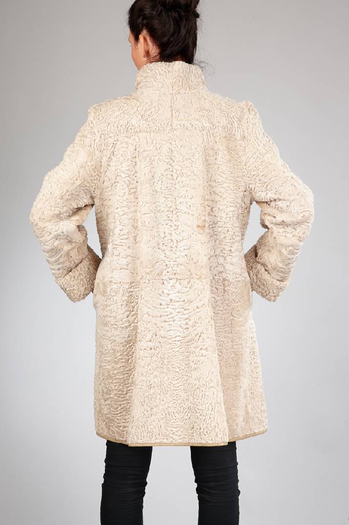 Detail a: Wendemantel, Gr. ca. 38, eine Seite heller Persianer, eine Seite hell- braunes Leder, Stehkragen, 2 Einschubtaschen, 3 Knöpfe, Rückenl. ca. 95 cm