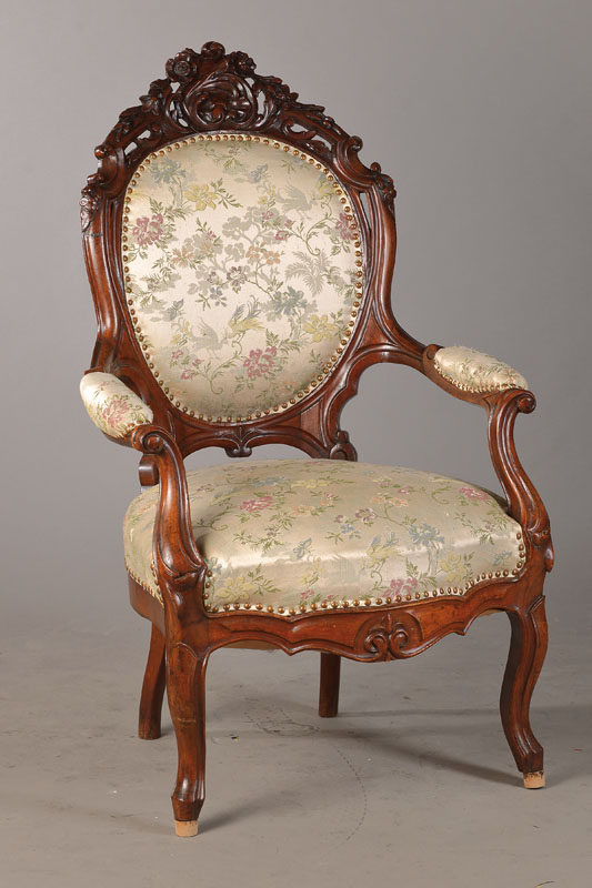 Lehnsessel, um 1860/70, Mahagoni massiv u. furniert, allseitig geschweift u. gerieft, ovale Rückenlehne mit asymmetrischer Akanthusblattbekrönung, ...