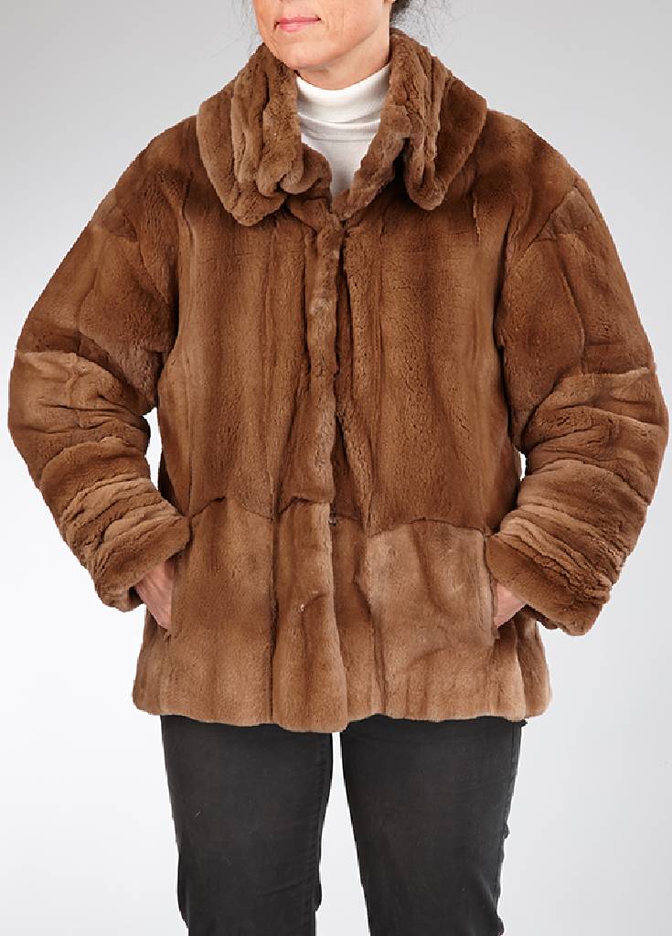 Nerzlongjacke, Gr. ca. 38, geschorene braune Felle, großer Cutawaykragen, 2 seitl. Einschubtaschen, braunes Innenfutter mit Löwenmotiv, 2 ...