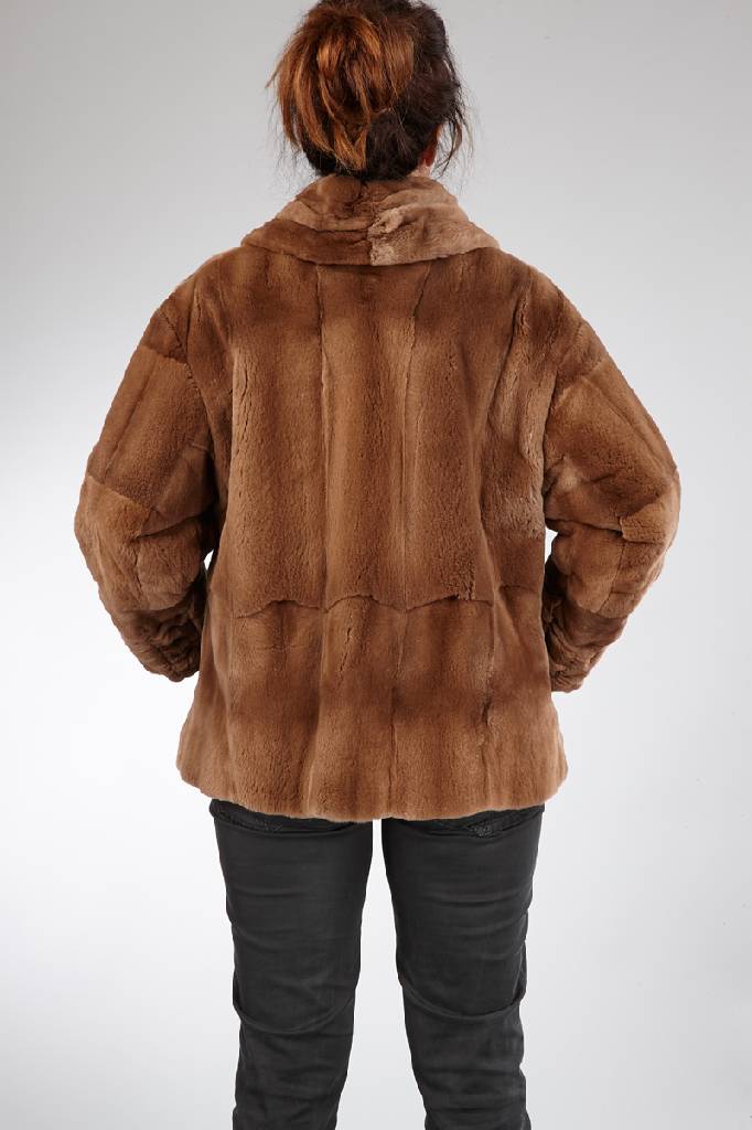 Detail a: Nerzlongjacke, Gr. ca. 38, geschorene braune Felle, großer Cutawaykragen, 2 seitl. Einschubtaschen, braunes Innenfutter mit Löwenmotiv, 2 ...