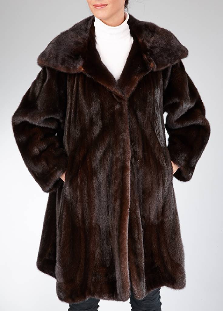 Saga Mink-Nerzswinger, Gr. ca. 44/46, Innenlabel Meico Pelze, dunkelbraunes Innen- futter, braune Felle längs verarbeitet, eingearbeitete Kapuze, 2 ...