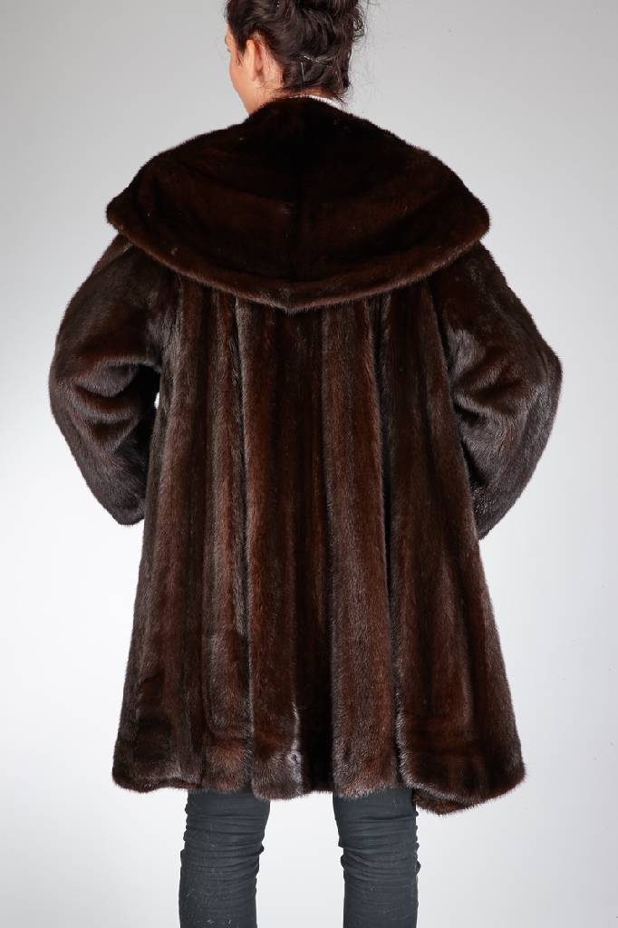 Detail a: Saga Mink-Nerzswinger, Gr. ca. 44/46, Innenlabel Meico Pelze, dunkelbraunes Innen- futter, braune Felle längs verarbeitet, eingearbeitete Kapuze, 2 ...