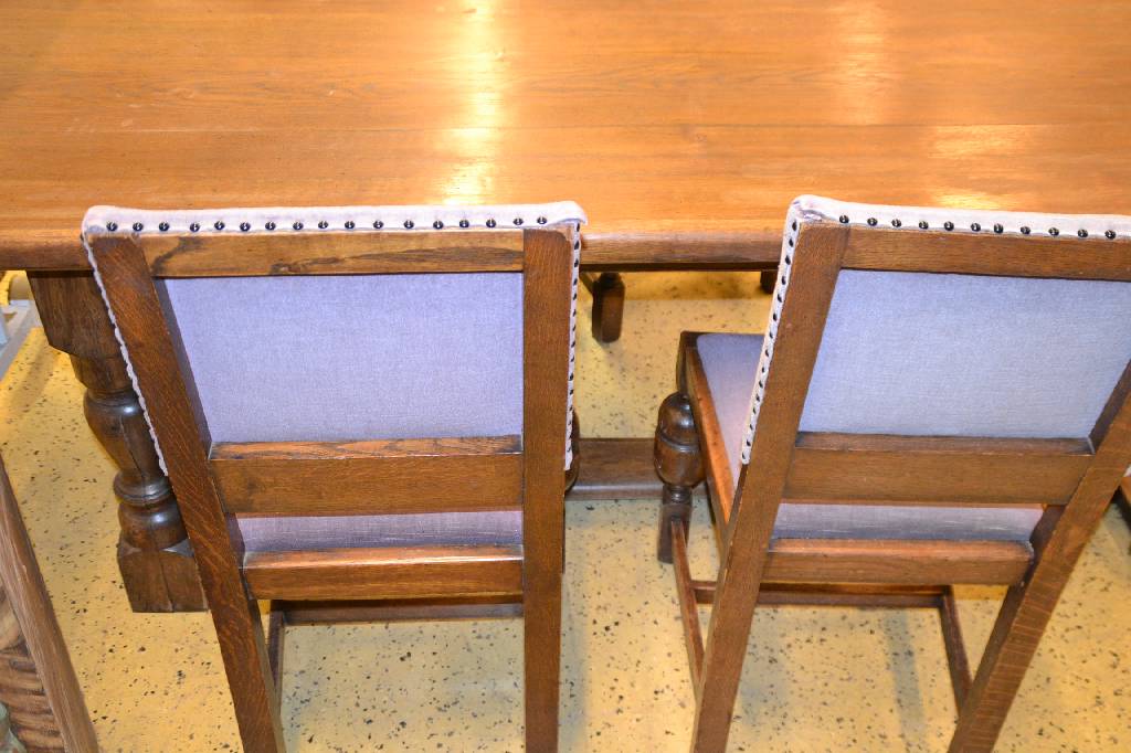 Detail b: Sitzgruppe im Stil des 16. Jahrhunderts, frühes 20.Jh., Eiche massiv, bestehend aus einem Refektoriumstisch, 2 Sessel u. 4 Stühle, nach ...