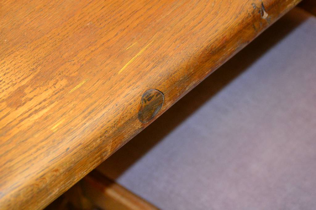 Detail d: Sitzgruppe im Stil des 16. Jahrhunderts, frühes 20.Jh., Eiche massiv, bestehend aus einem Refektoriumstisch, 2 Sessel u. 4 Stühle, nach ...