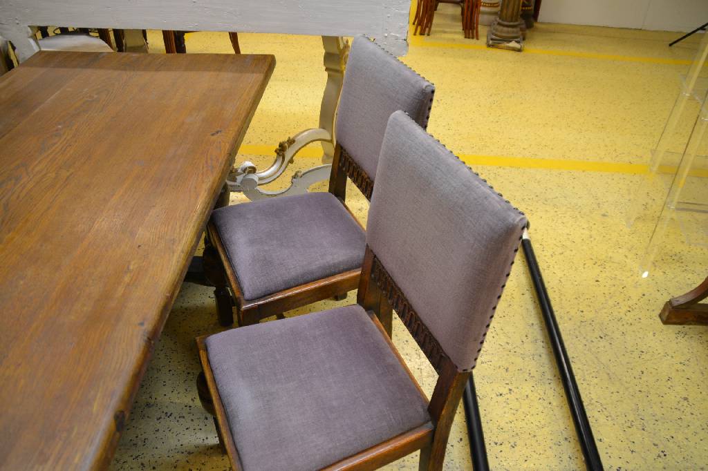 Detail e: Sitzgruppe im Stil des 16. Jahrhunderts, frühes 20.Jh., Eiche massiv, bestehend aus einem Refektoriumstisch, 2 Sessel u. 4 Stühle, nach ...