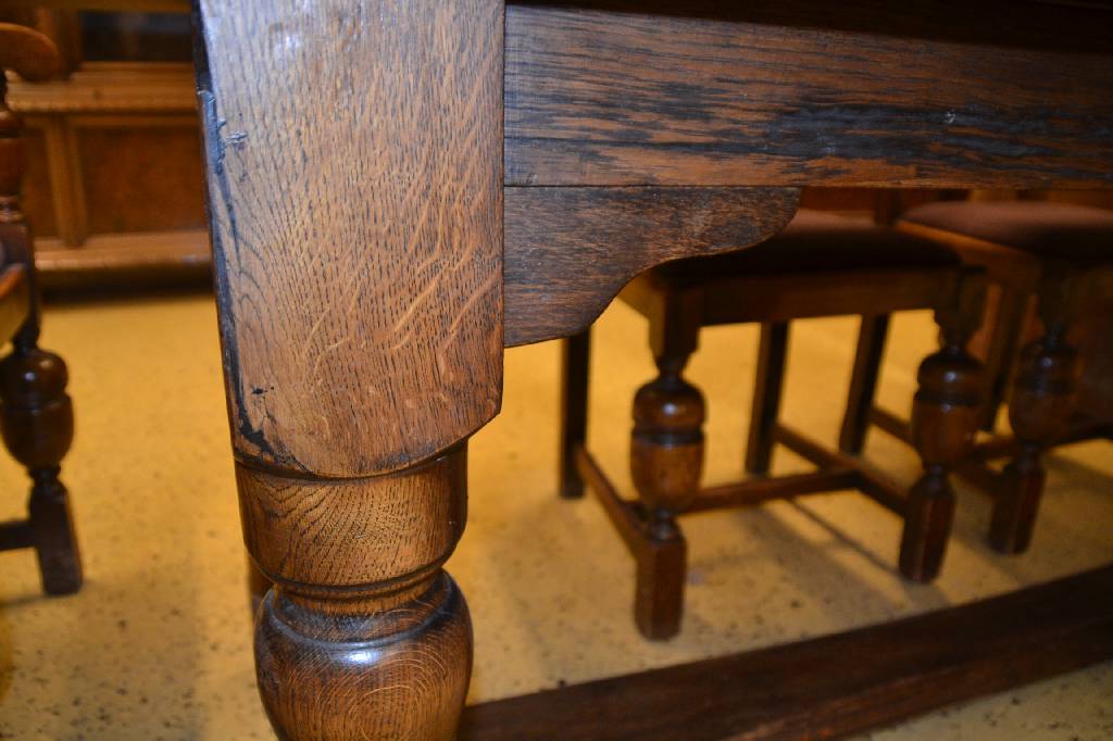 Detail h: Sitzgruppe im Stil des 16. Jahrhunderts, frühes 20.Jh., Eiche massiv, bestehend aus einem Refektoriumstisch, 2 Sessel u. 4 Stühle, nach ...