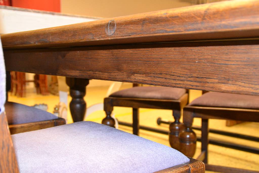 Detail i: Sitzgruppe im Stil des 16. Jahrhunderts, frühes 20.Jh., Eiche massiv, bestehend aus einem Refektoriumstisch, 2 Sessel u. 4 Stühle, nach ...