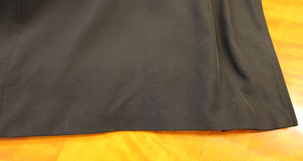 Detail c: Herren-Trenchcoat mit Nerzinnenfutter, Gr. ca.50/52, Pelzhaus Plappert, schwarzer Textilmantel mit dunkelbraunem Nerz, Felle längs verarbeitet, ...