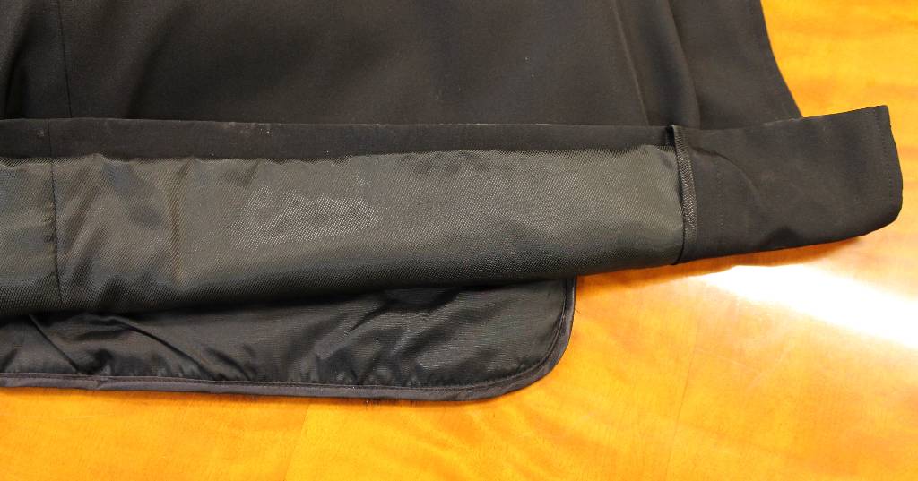 Detail d: Herren-Trenchcoat mit Nerzinnenfutter, Gr. ca.50/52, Pelzhaus Plappert, schwarzer Textilmantel mit dunkelbraunem Nerz, Felle längs verarbeitet, ...