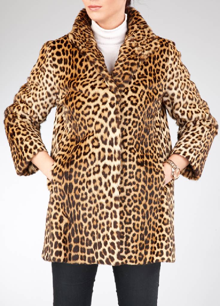 Leoparden-Longjacke, Gr. ca. 36/38, beigefarb. Innenfutter mit Bes.-Monogr. ML, Reverskragen, Felle längs verarbeitet, 2 seitl. Einschubtaschen, ...