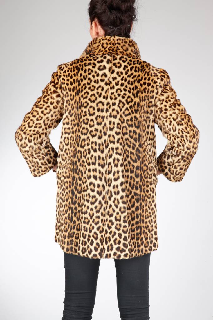 Detail a: Leoparden-Longjacke, Gr. ca. 36/38, beigefarb. Innenfutter mit Bes.-Monogr. ML, Reverskragen, Felle längs verarbeitet, 2 seitl. Einschubtaschen, ...