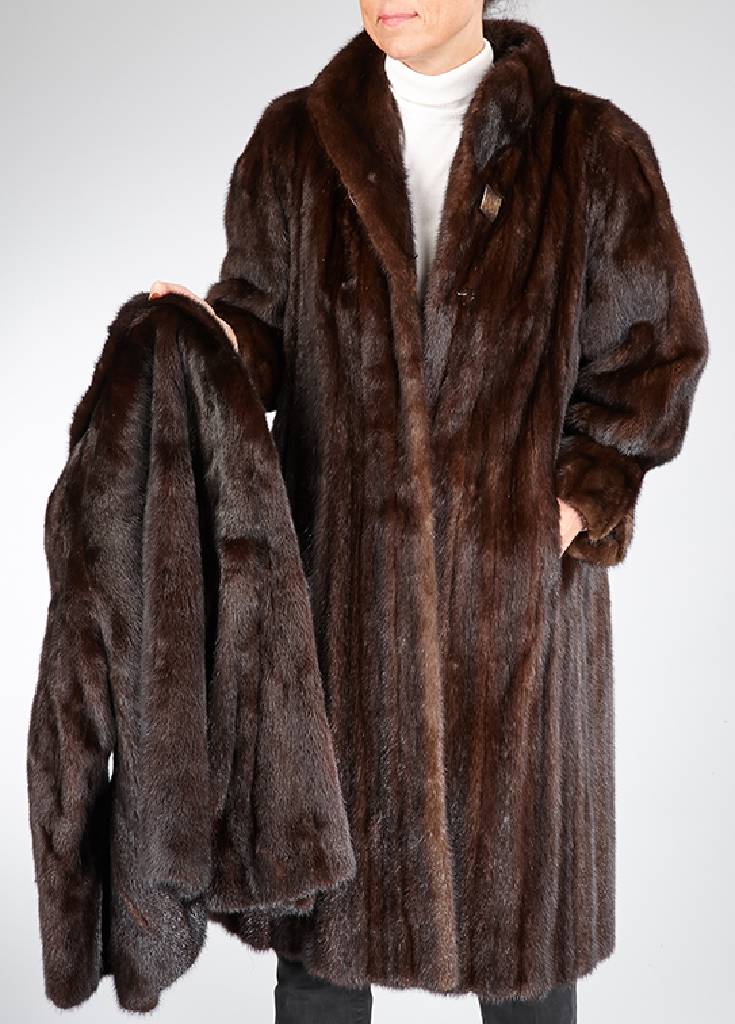 Konvolut Nerzmantel und Nerzjacke, Gr. ca. 40, Nerzjacke: dunkelbraune Felle längs verarbeitet, 2 seitl. Einschubtaschen, braunesInnenfutter, ...