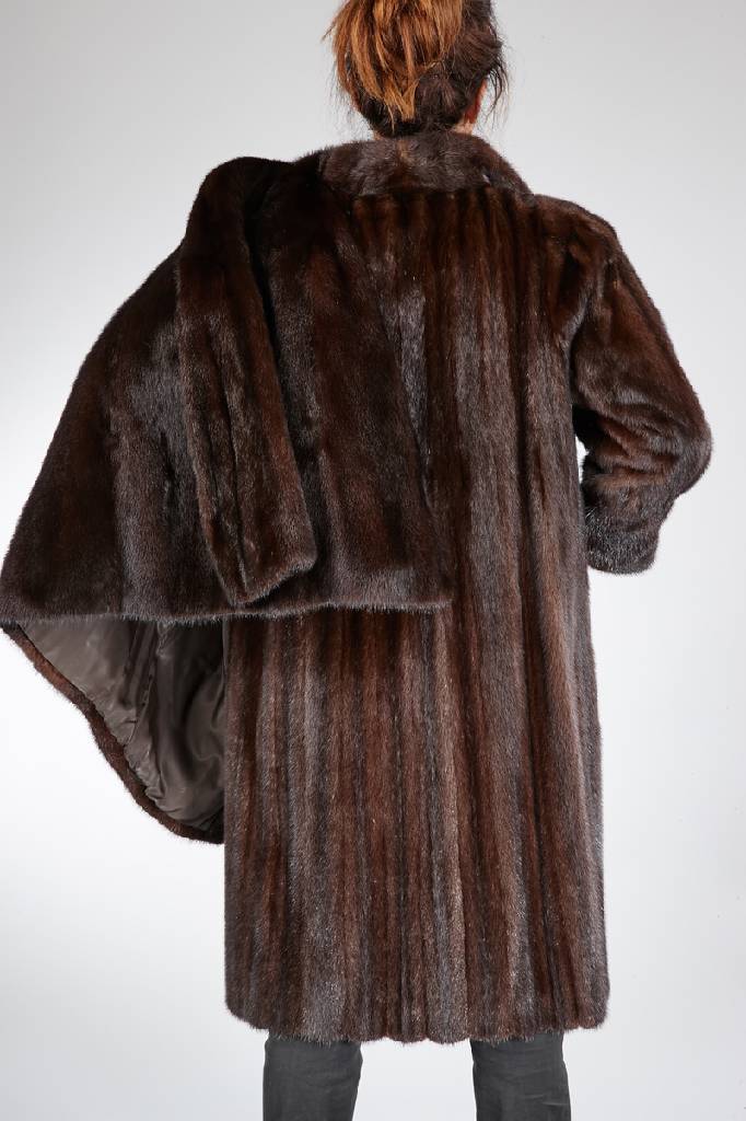 Detail a: Konvolut Nerzmantel und Nerzjacke, Gr. ca. 40, Nerzjacke: dunkelbraune Felle längs verarbeitet, 2 seitl. Einschubtaschen, braunesInnenfutter, ...