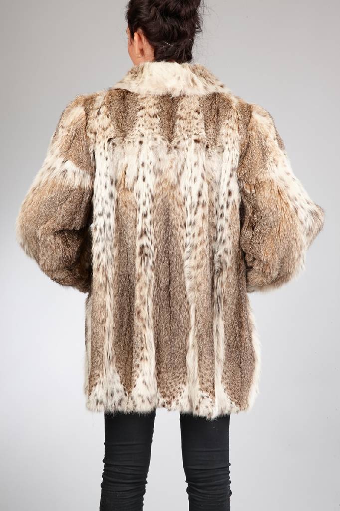 Detail a: Luchslongjacke, Gr. ca. 44/46, beigefarb. Innenfutter, Felle längs verarbeitet, 2 seitl. Einschubtaschen, Reverskragen, Ärmel mit Manschetten, ...