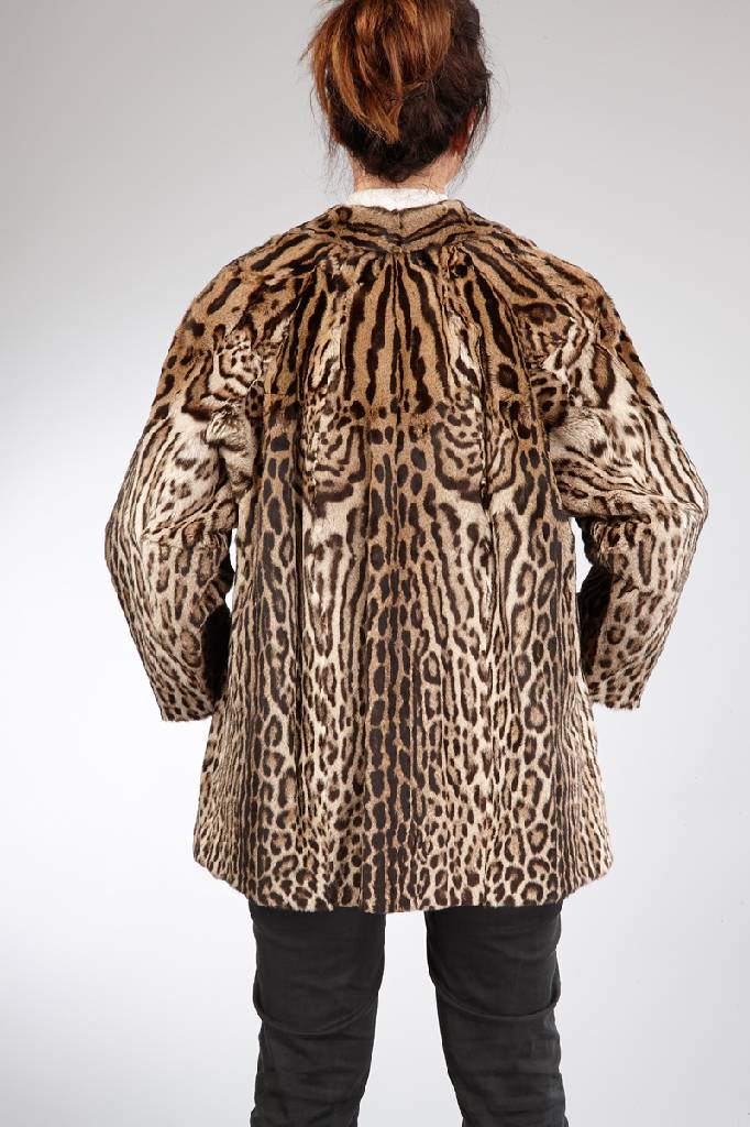 Detail a: Ozelot-Jacke, Gr. ca. 40, Reverskragen, 2 seitl. Einschubtaschen, schwarzes Innenfutter, Label: Chr. Schad, Bes.-Monogr. LN, Rückenl. ca. 73 cm, ...
