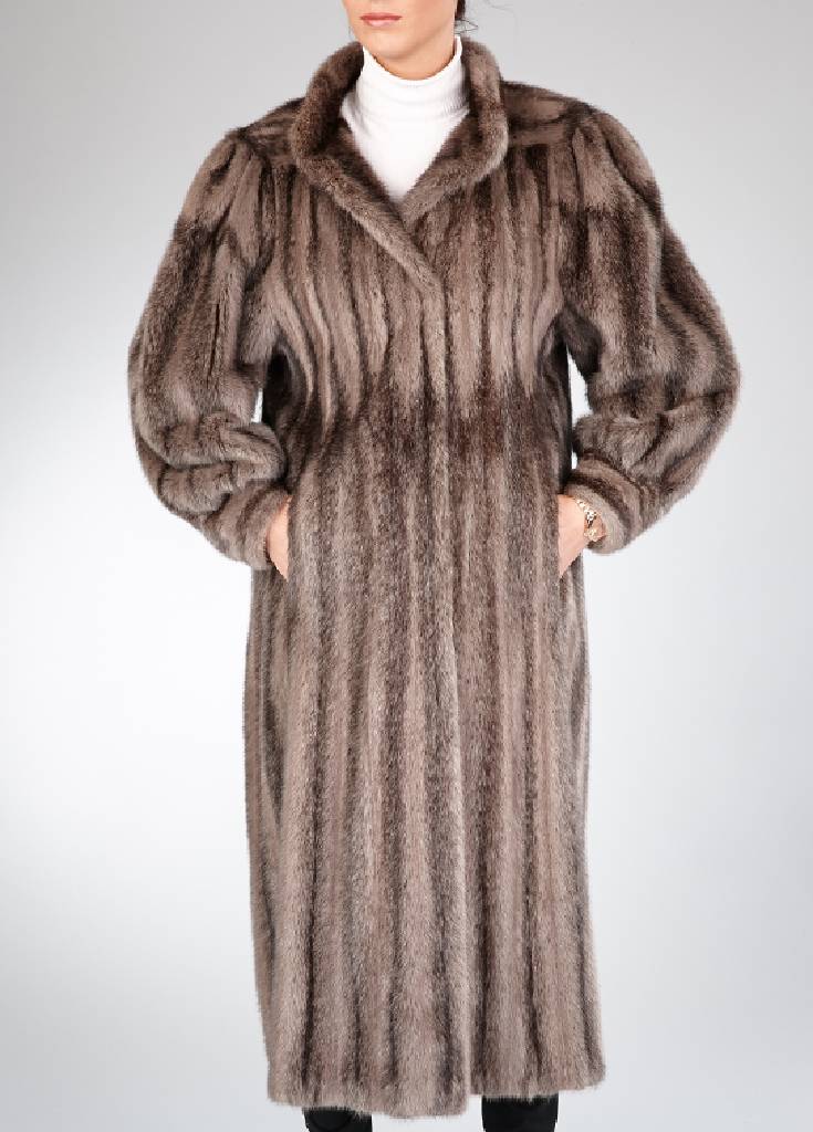 Nerzmantel, Gr. ca. 44, hellgrau/ dunkelgrau, ohne Innenfutter, 2 Einschubtaschen, Ärmel mit Manschetten, Rückenl. ca. 122 cm