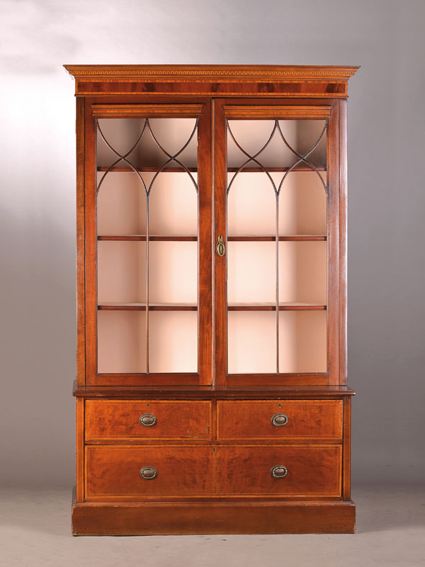 Aufsatzvitrine, England, 20.Jh., Mahagonifurnier mit Fileteinlagen, Unterbau 3 -schübig, orig. Schlösser, Aufsatz 2-türig, neugotisch versproßt, ...