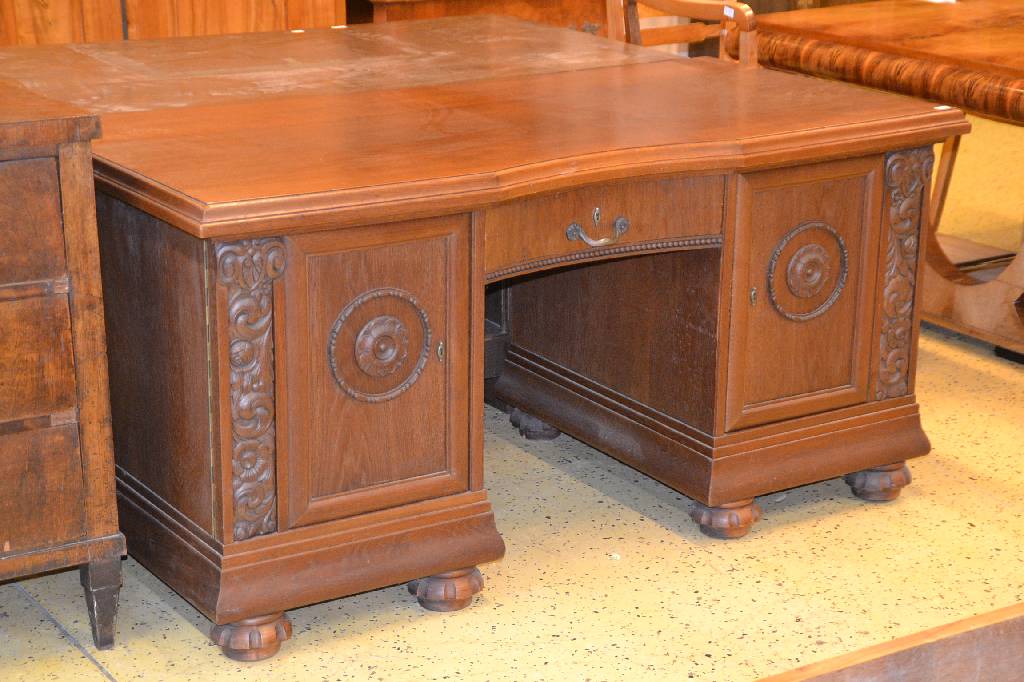 Detail a: Ensemble eines Herrenzimmer, deutsch, um 1920/30, Eiche massiv, bestehend aus einem Bücher- bzw. Aktenschrank und einem Schreibtisch, im ...