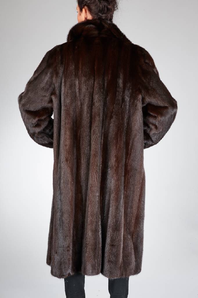 Detail a: SAGA MINK Nerzmantel, Gr. ca. 44, braune Felle längsverarbeitet, Stehkragen, Ärmel mit Manschetten, 2 seitl. Einschubtaschen, braunesInnenfutter ...