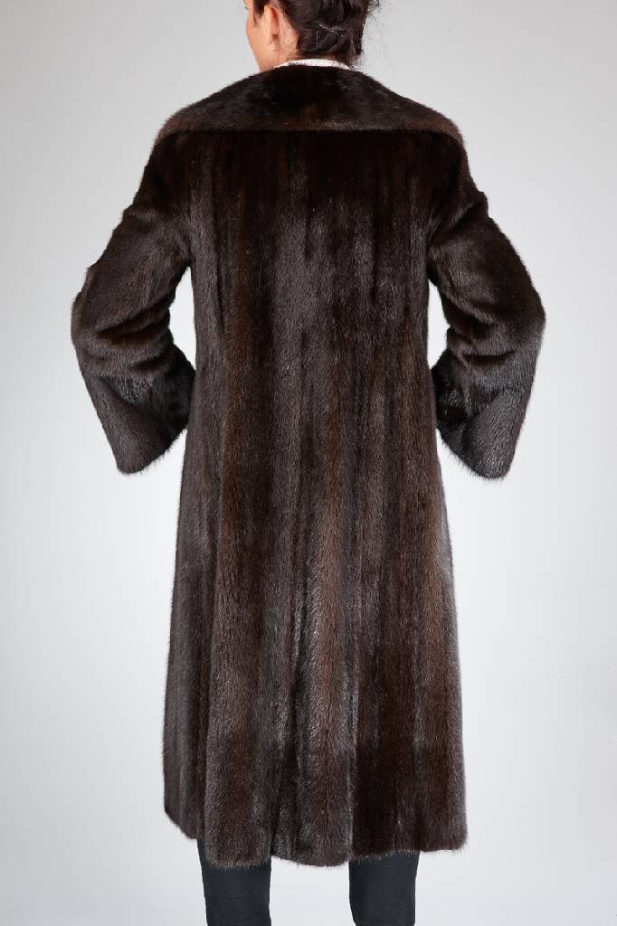 Detail a: Nerzmantel, Gr. ca. 40, dunkelbraune, ausgelassene Female-Felle, anged. Reverskragen, 2 seitl. Einschubtaschen, schwarzes Innenfutter mit Label ...
