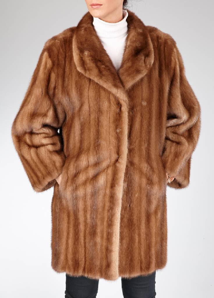 Nerzlongjacke, Gr. ca. 44, hellbraune Fellelängs verarbeitet, Reverskragen, 2 seitl. Einschubtaschen, braunes Innenfutter mit Stickerei: Klauser, ...