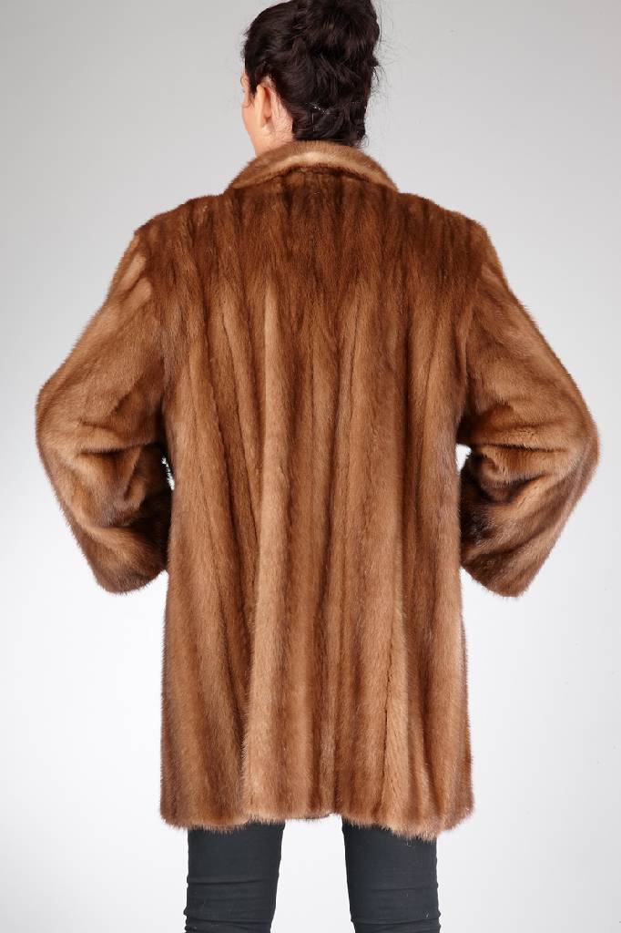 Detail a: Nerzlongjacke, Gr. ca. 44, hellbraune Fellelängs verarbeitet, Reverskragen, 2 seitl. Einschubtaschen, braunes Innenfutter mit Stickerei: Klauser, ...