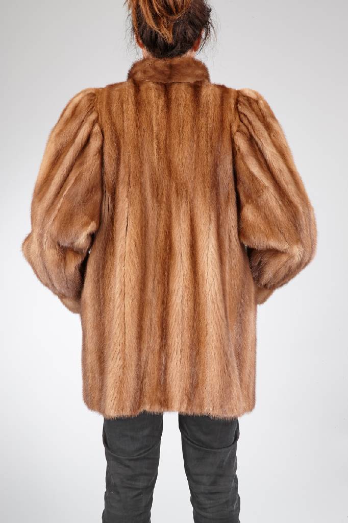 Detail a: Nerzlongjacke, Gr. ca. 42, hellbraune Nerzfelle, kl. Stehkragen, 2 Ärmel mit Manschetten, 2 seitl. Einschubtaschen, braunesInnenfutter mit Label: ...