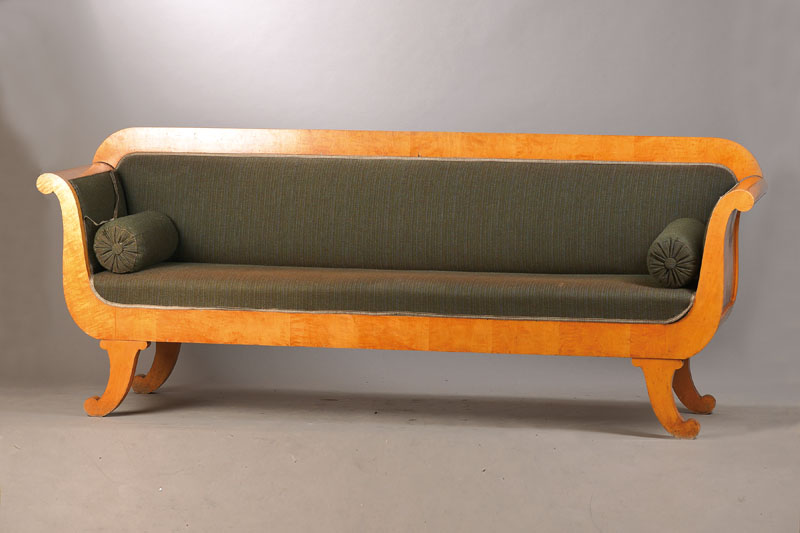 Biedermeiersofa, deutsch, um 1830/40, Ahorn furniert, vereinfachte dennoch hochelegant geschweifte Form, orig. Rosshaarpolsterung, 2 zugehörige ...