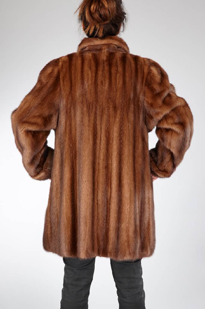 Detail a: Nerzkurzmantel, Gr. ca. 42, Label Chr. Schad/Ludwigshafen, braunes Innenfutter mit Blumenmuster, Reverskragen mit Zierknopf, Ärmel mit Manschetten, ...