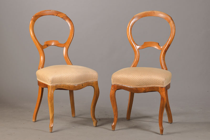 Paar Ballonrückenstühle, süddeutsch, um 1870, Nussbaum massiv, elegant geschwungen, Bezug u. Polster mit Gebr.-Sp., H. ca. 93 cm, Sh. ca. 50 cm