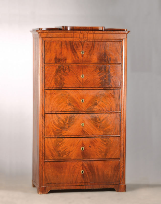Chiffonieré, wohl Berlin/Brandenburg, um 1835/40, Pyramidenmahagonifurnier doppelt gespiegelt verlegt, auf Gehrung mit Wellenprofil gearbeitet, 4 ...
