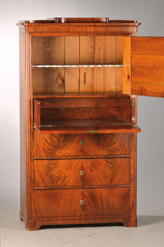 Detail a: Chiffonieré, wohl Berlin/Brandenburg, um 1835/40, Pyramidenmahagonifurnier doppelt gespiegelt verlegt, auf Gehrung mit Wellenprofil gearbeitet, 4 ...