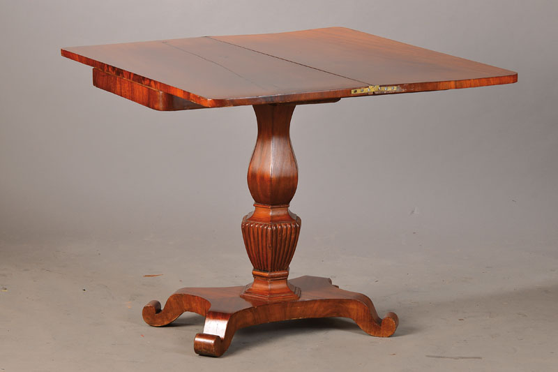 Spieltisch, norddeutsch, um 1835, Pyramidenmahagonifurnier gespiegelt verlegt, Mahagonifurnier auf Kreuzfuge furniert, Plattedreh- u. aufklappbar, ...