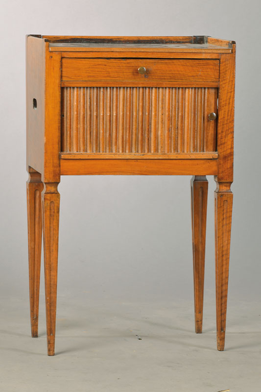 Beistellschränkchen, wohl England oder Frankreich, um 1920, Nussbaum massiv, 1-schübig u. Rolltür, vier konische Vierkantbeine kanneliert, seitl. ...