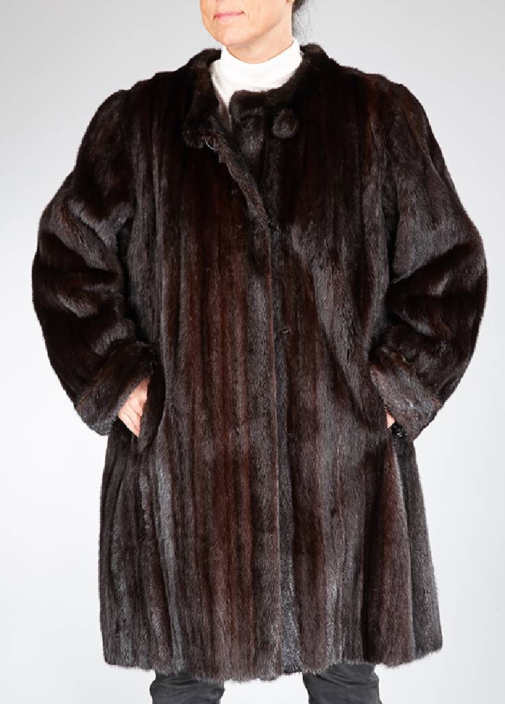 Dunkelbrauner Nerzlongjacke, Gr. 42/44, Label: W. Kunert, Baden-Baden, umschlag- bare Ärmel, 2 Einschubtaschen, Stehkragen, Rückenl. ca. 94 cm, B ...