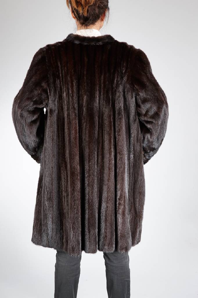 Detail a: Dunkelbrauner Nerzlongjacke, Gr. 42/44, Label: W. Kunert, Baden-Baden, umschlag- bare Ärmel, 2 Einschubtaschen, Stehkragen, Rückenl. ca. 94 cm, B ...
