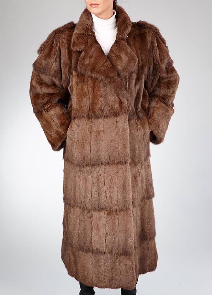 Mantel aus russ. Feh, Gr. ca. 48/50, Label: Bonnie Models, braunes Innenfutter, 2 Einschubtaschen, Rückenl. ca. 127 cm, braune Knöpfe, ...