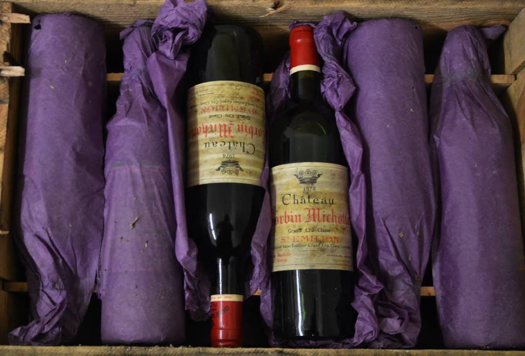 12 Flaschen 1974 Chateau Corbin Michotte, Appellation Saint-Emilion Grand Cru Classe Controlee, je ca. 75 cl., Etiketten l. beschädigt und ...