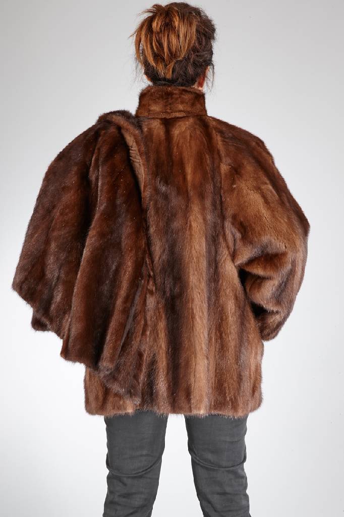 Detail a: Konvolut 2 Nerze, 1 x Longjacke, Gr. ca. 42/44, braune Felle längs verarbeitet, braunesInnenfutter, 2 seitl. Einschubtaschen, Label: Rudolf ...
