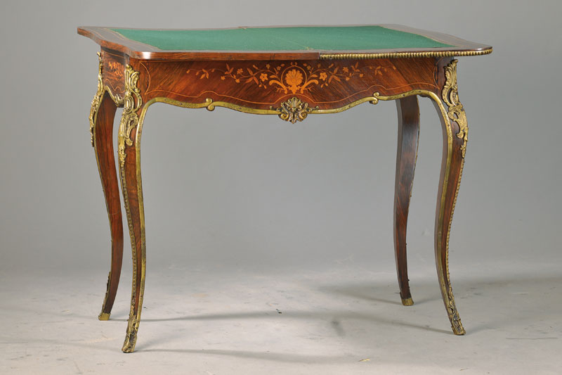 Spieltisch, um 1900, nach Louis-XV-Vorbild, Mahagonifurnier, reiche Floraleinlagen u. Messingapplikationen, Platte dreh- u. aufklappbar, Kasten für ...