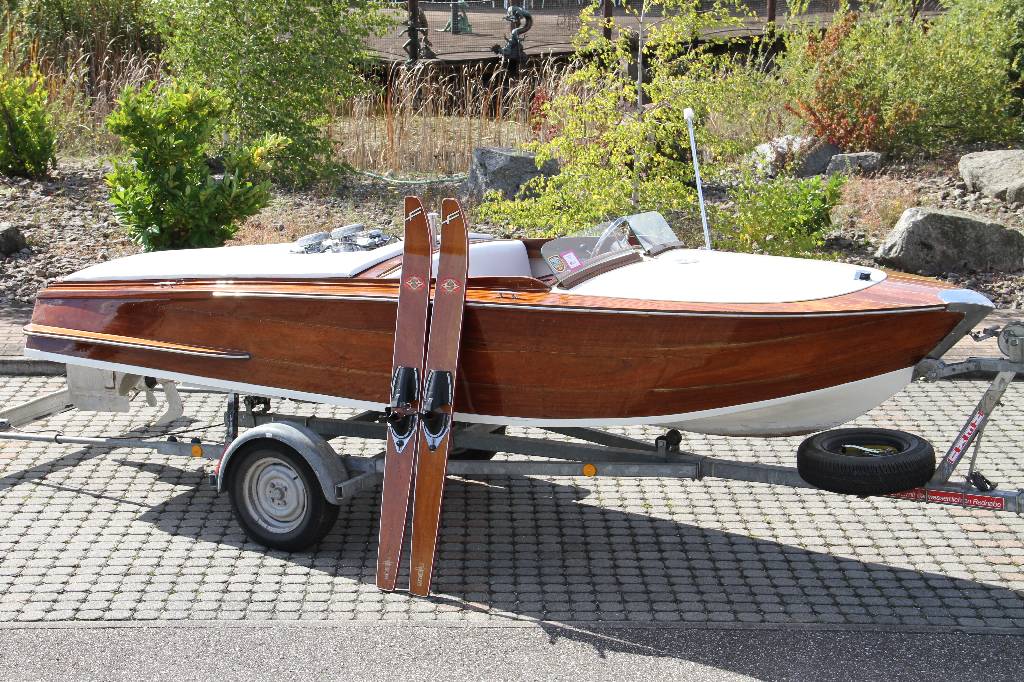 Runabout, ca. 1965, Werftbar, Anfertigung in massiv Mahagoni, kupfervernietet, Motor Volvo Penta AG 100, ca. 100 PS, Höchstgeschwindigkeit ca. 55 ...