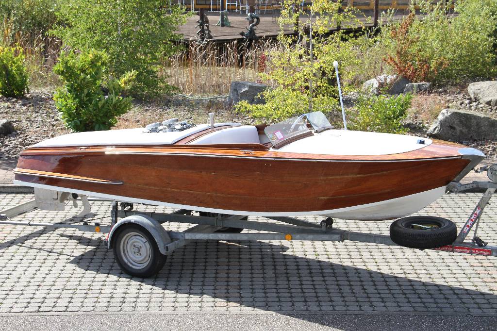 Detail a: Runabout, ca. 1965, Werftbar, Anfertigung in massiv Mahagoni, kupfervernietet, Motor Volvo Penta AG 100, ca. 100 PS, Höchstgeschwindigkeit ca. 55 ...