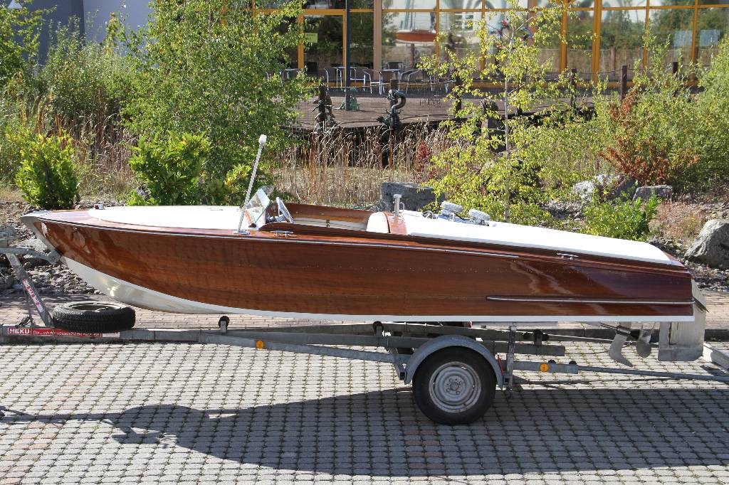 Detail b: Runabout, ca. 1965, Werftbar, Anfertigung in massiv Mahagoni, kupfervernietet, Motor Volvo Penta AG 100, ca. 100 PS, Höchstgeschwindigkeit ca. 55 ...