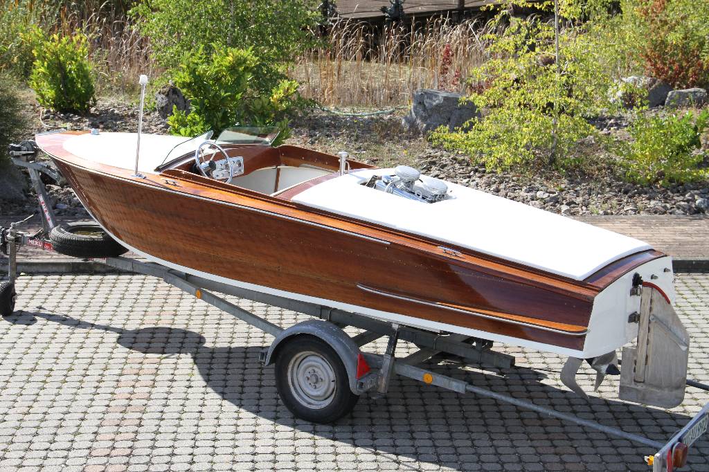 Detail c: Runabout, ca. 1965, Werftbar, Anfertigung in massiv Mahagoni, kupfervernietet, Motor Volvo Penta AG 100, ca. 100 PS, Höchstgeschwindigkeit ca. 55 ...