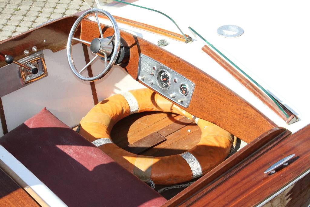 Detail d: Runabout, ca. 1965, Werftbar, Anfertigung in massiv Mahagoni, kupfervernietet, Motor Volvo Penta AG 100, ca. 100 PS, Höchstgeschwindigkeit ca. 55 ...
