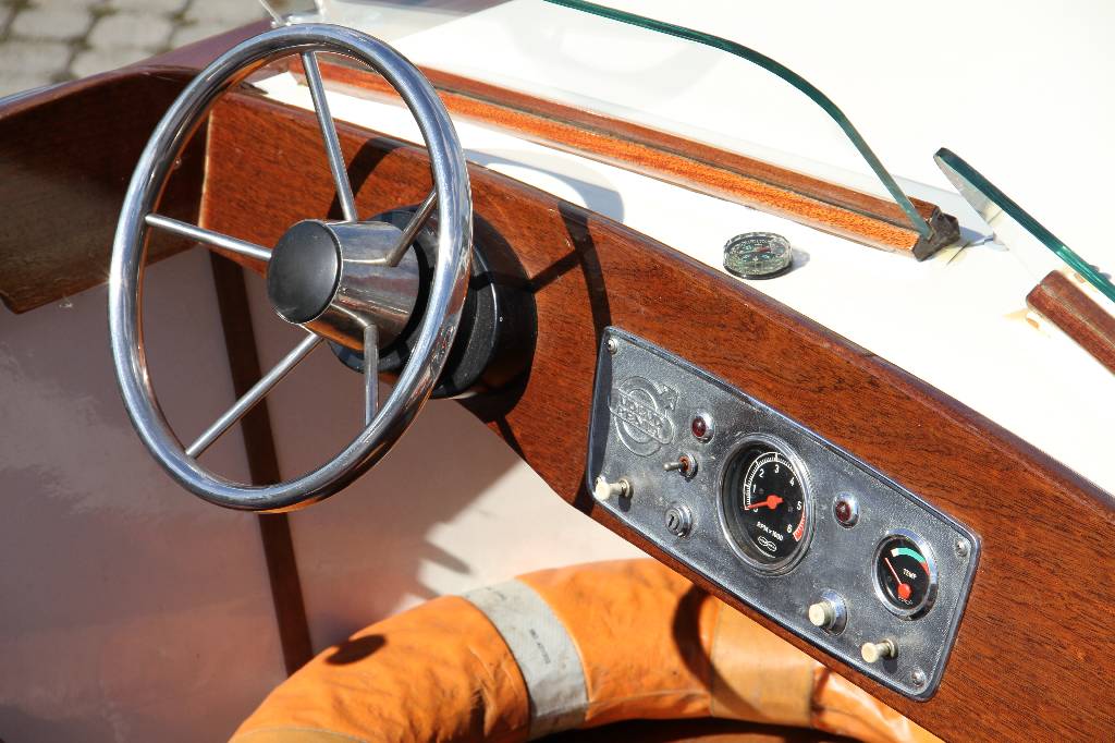 Detail e: Runabout, ca. 1965, Werftbar, Anfertigung in massiv Mahagoni, kupfervernietet, Motor Volvo Penta AG 100, ca. 100 PS, Höchstgeschwindigkeit ca. 55 ...