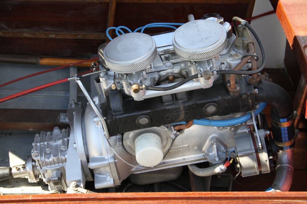 Detail g: Runabout, ca. 1965, Werftbar, Anfertigung in massiv Mahagoni, kupfervernietet, Motor Volvo Penta AG 100, ca. 100 PS, Höchstgeschwindigkeit ca. 55 ...