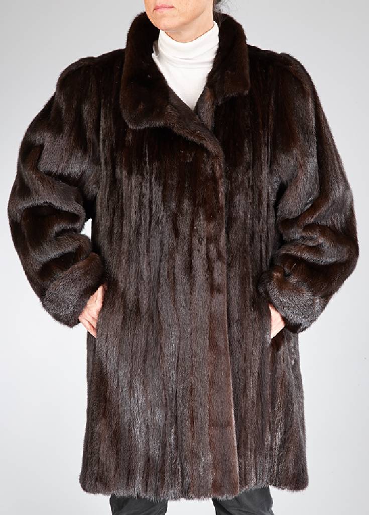 Dunkelbraune Nerzlongjacke, Gr. ca. 42/44, Innenlabel: Weidemann, Jetblack Nerzfarm, schwarzes Innenfutter, 2 seitl. Einschubtaschen, Reverskragen, ...