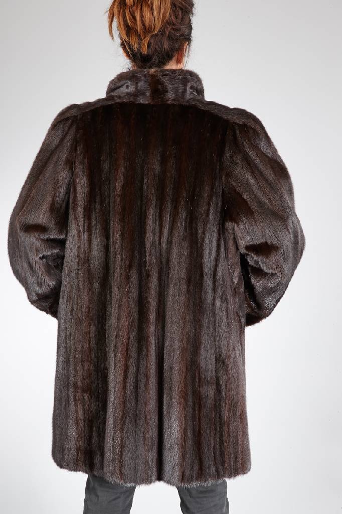 Detail a: Dunkelbraune Nerzlongjacke, Gr. ca. 42/44, Innenlabel: Weidemann, Jetblack Nerzfarm, schwarzes Innenfutter, 2 seitl. Einschubtaschen, Reverskragen, ...